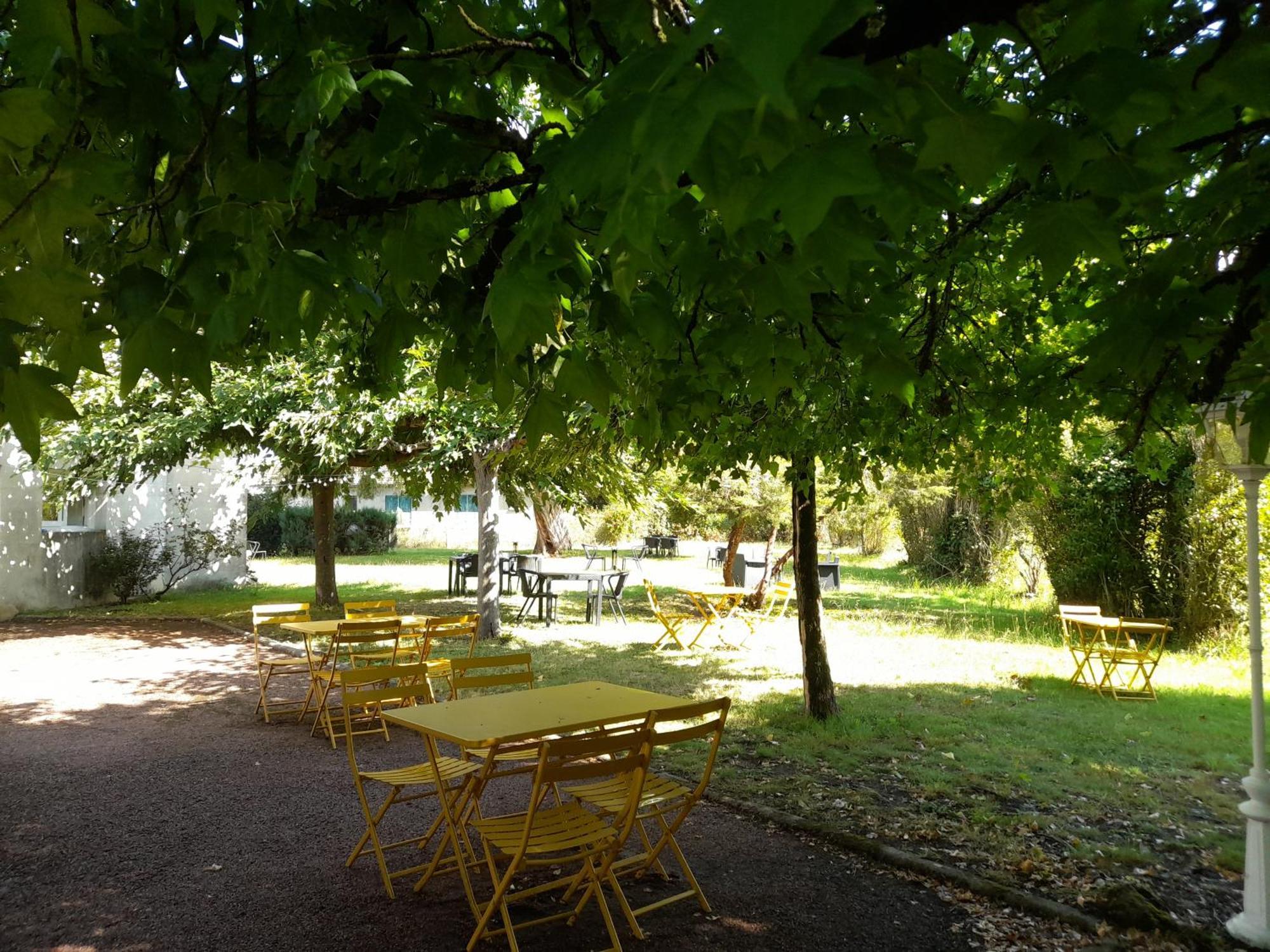 Hotel Platanes - Kb Hotel Group Etauliers Eksteriør bilde