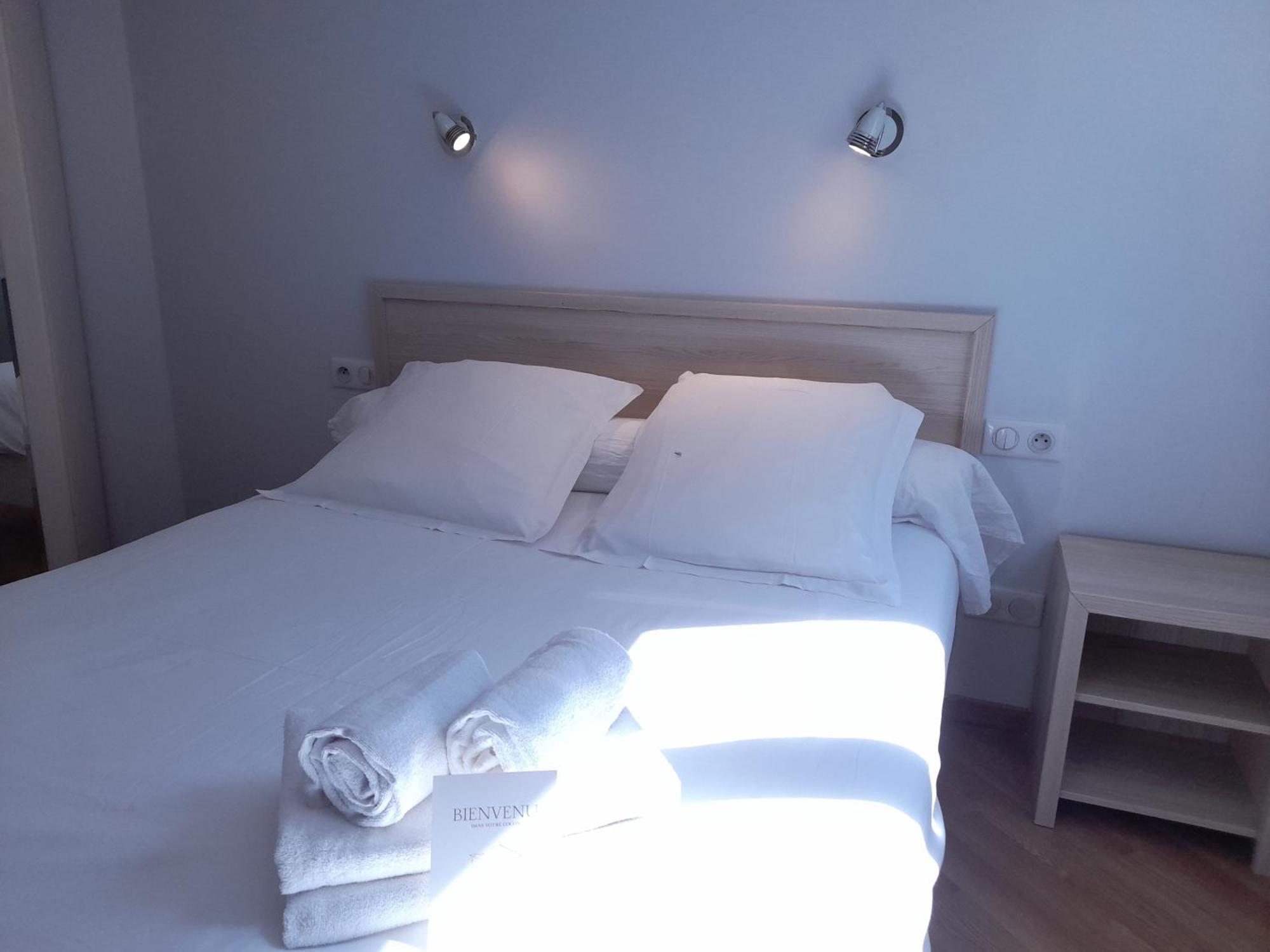 Hotel Platanes - Kb Hotel Group Etauliers Eksteriør bilde